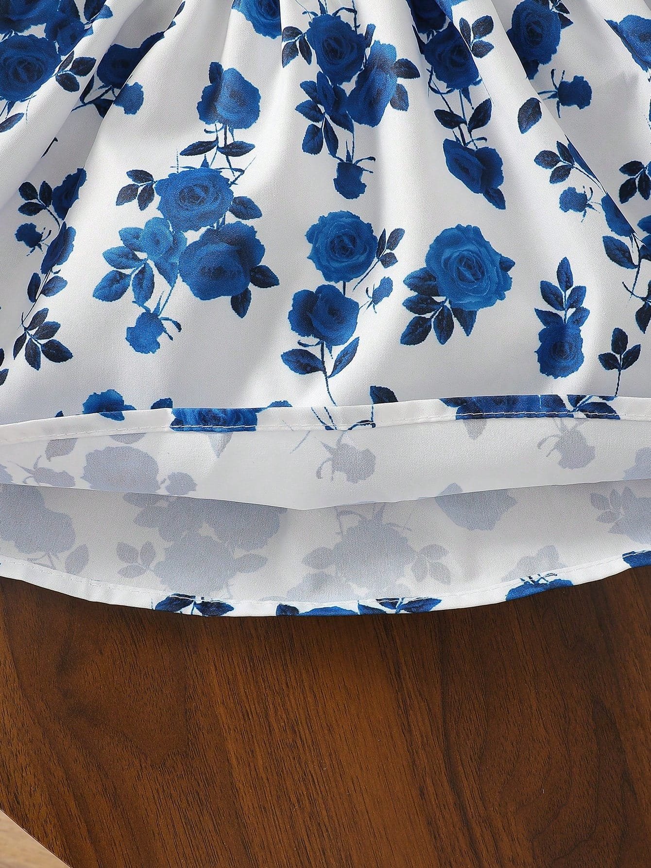 Vestido azul floral con moño decorativo y diseño elegante