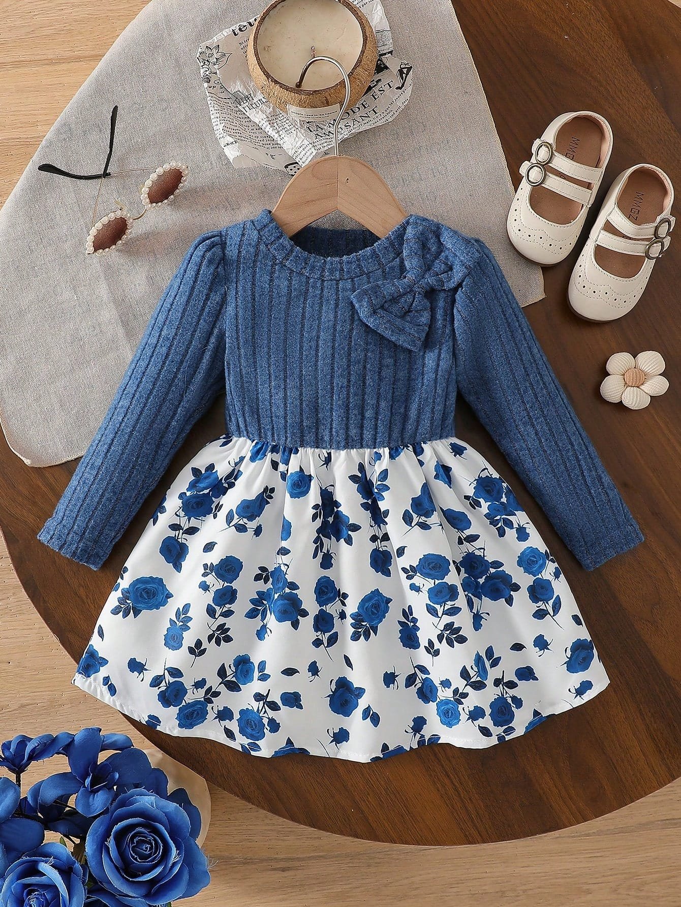 Vestido azul floral con moño decorativo y diseño elegante