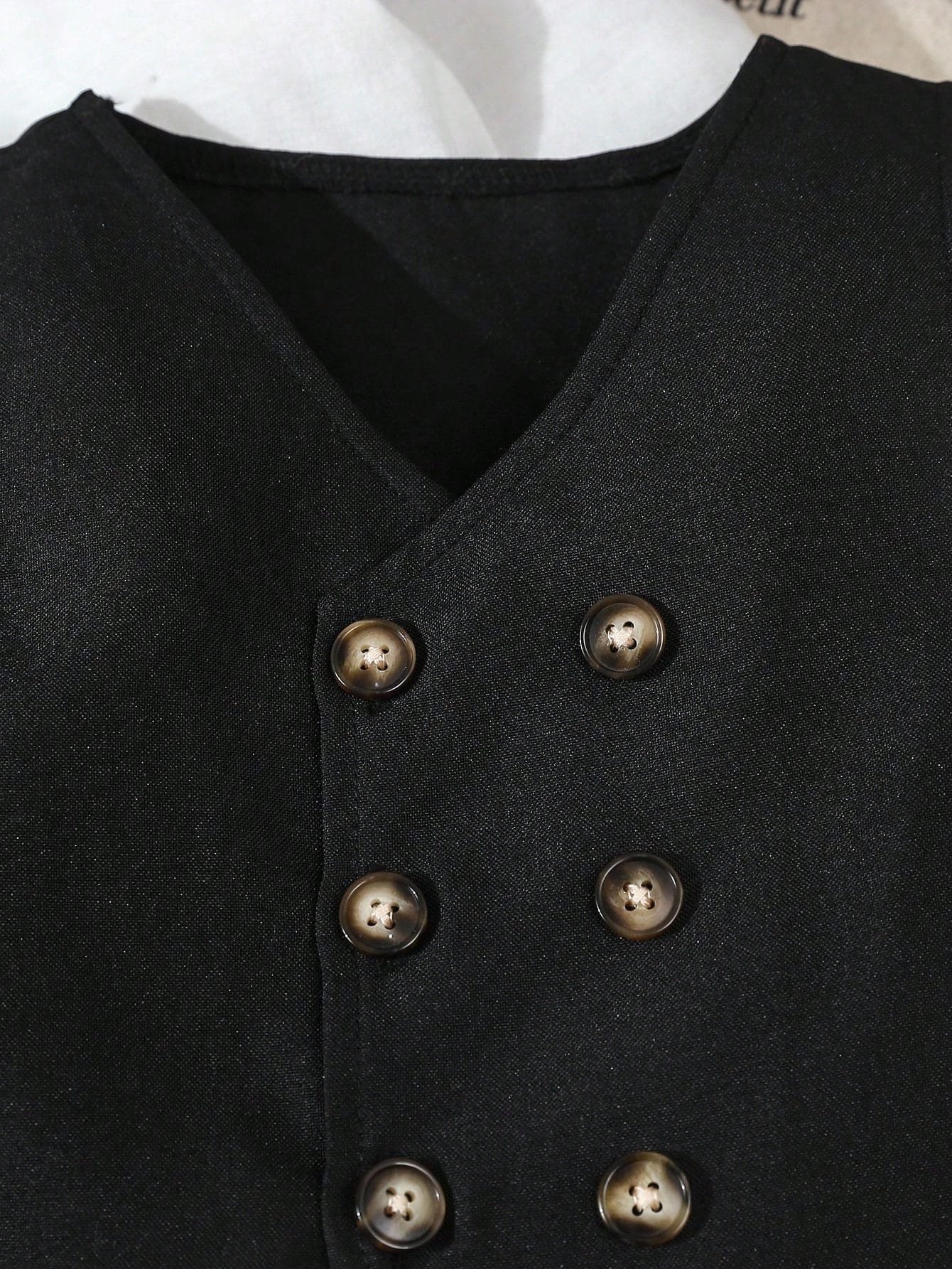 Conjunto negro elegante con chaleco cruzado y pantalón clásico