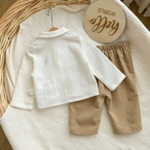 Conjunto blanco beige con camisa elegante y pantalón casual