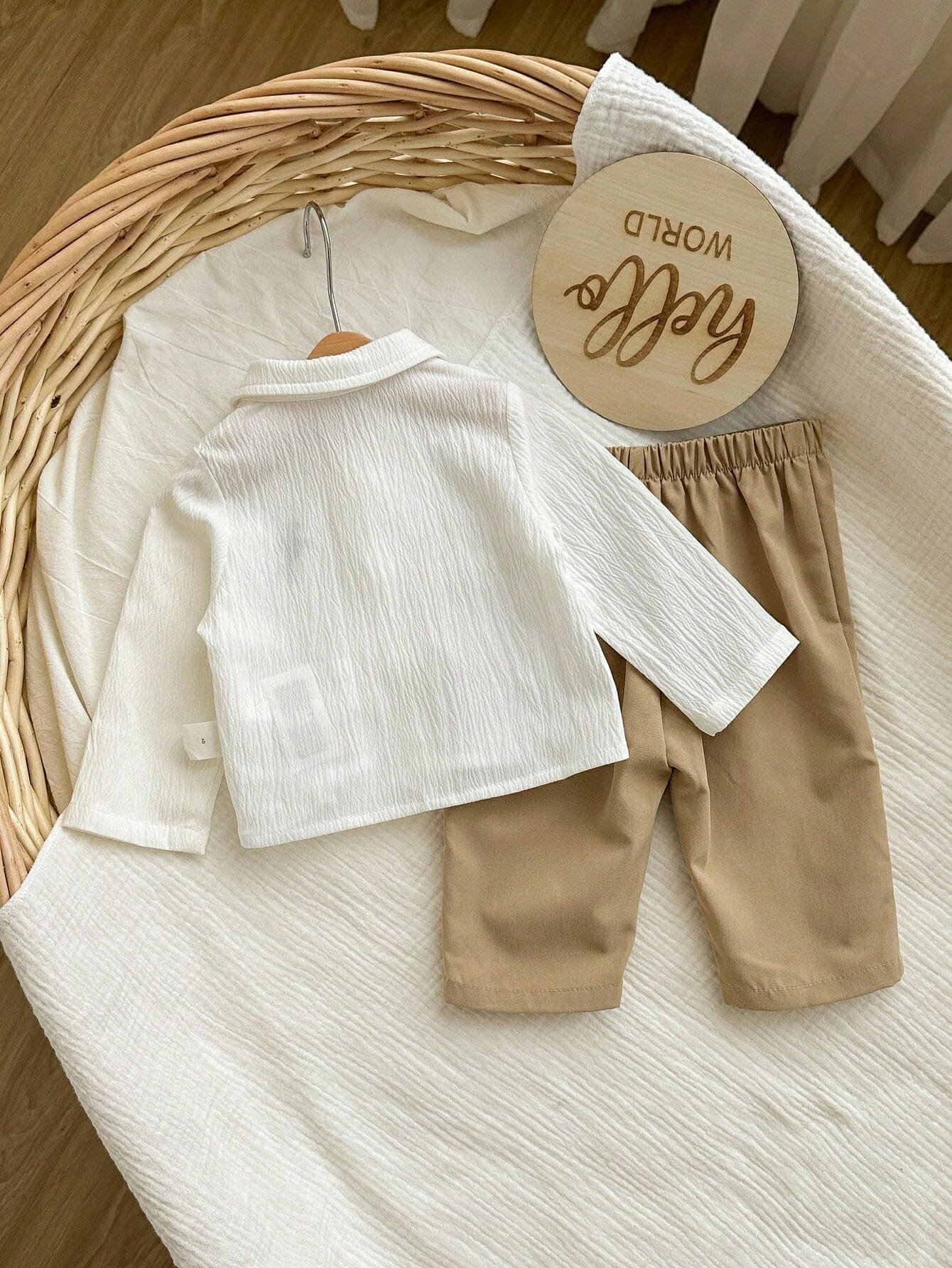 Conjunto blanco beige con camisa elegante y pantalón casual