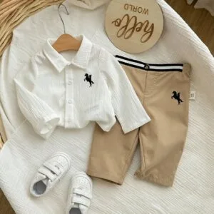 Conjunto blanco beige con camisa elegante y pantalón casual