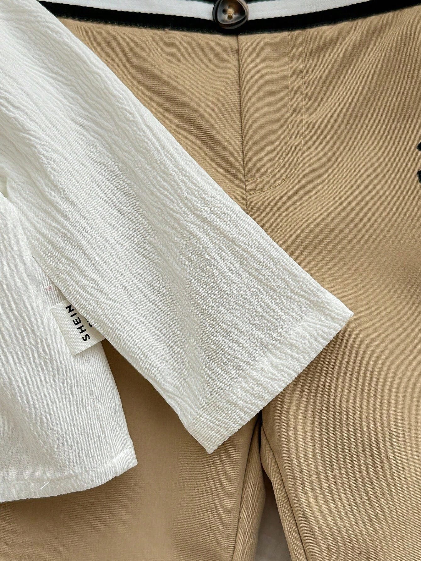 Conjunto blanco beige con camisa elegante y pantalón casual