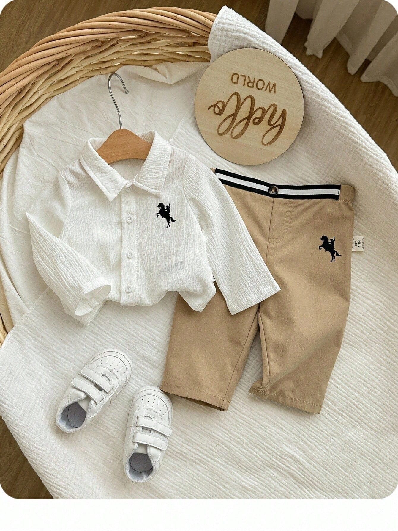 Conjunto blanco beige con camisa elegante y pantalón casual