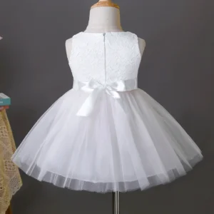 Vestido blanco elegante con encaje y falda de tul
