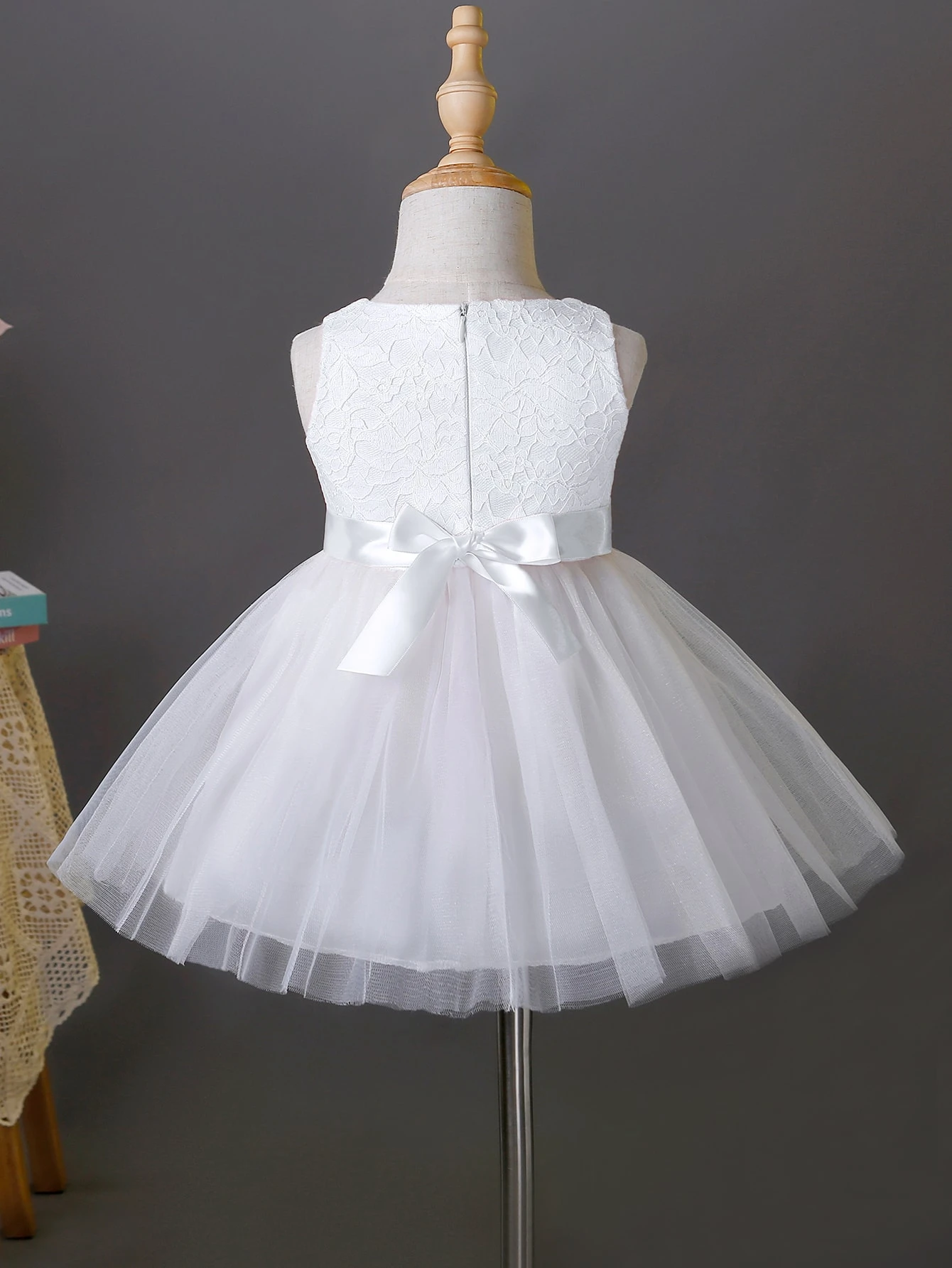 Vestido blanco elegante con encaje y falda de tul