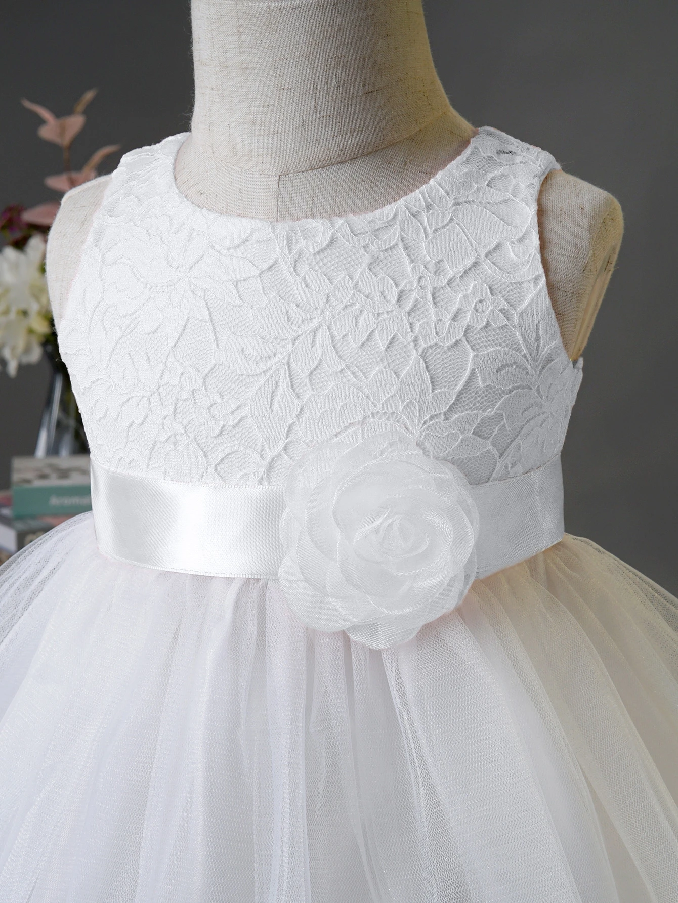 Vestido blanco elegante con encaje y falda de tul