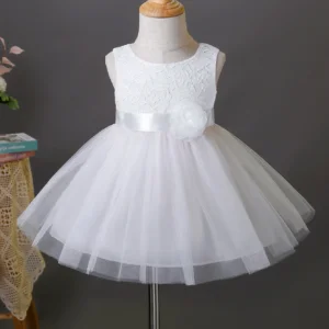 Vestido blanco elegante con encaje y falda de tul