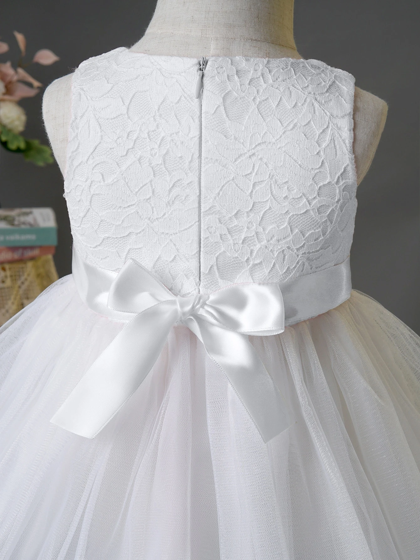 Vestido blanco elegante con encaje y falda de tul