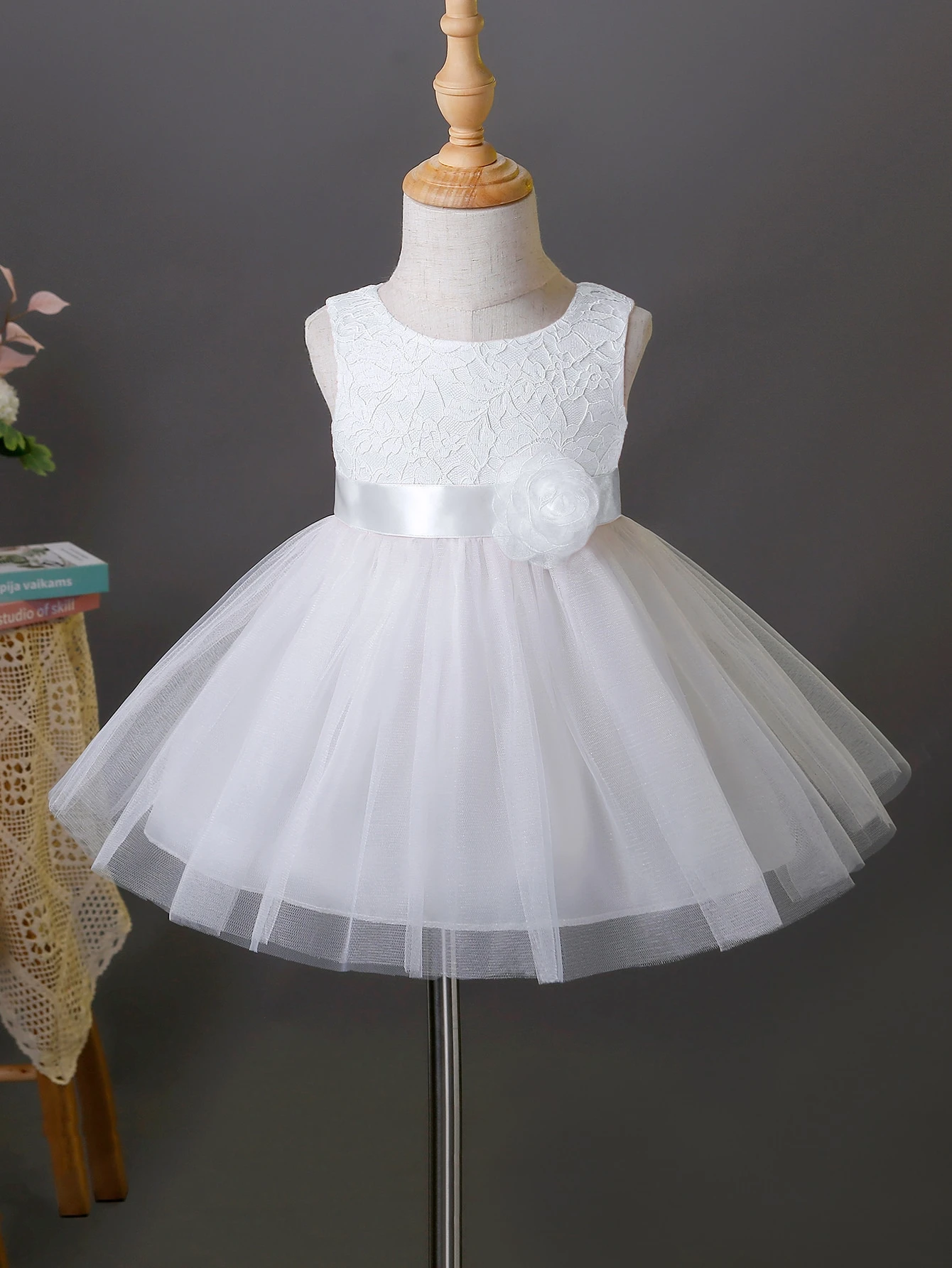 Vestido blanco elegante con encaje y falda de tul