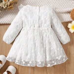 Vestido blanco bordado con volantes y malla elegante