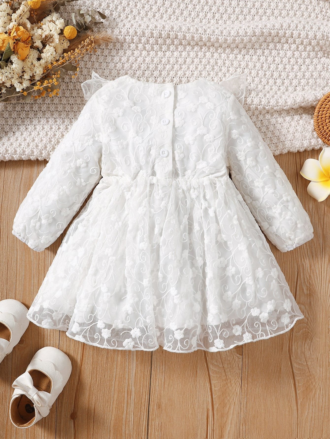 Vestido blanco bordado con volantes y malla elegante