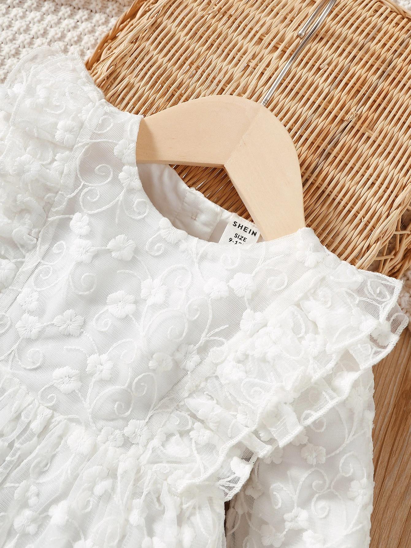 Vestido blanco bordado con volantes y malla elegante