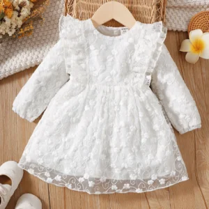 Vestido blanco bordado con volantes y malla elegante