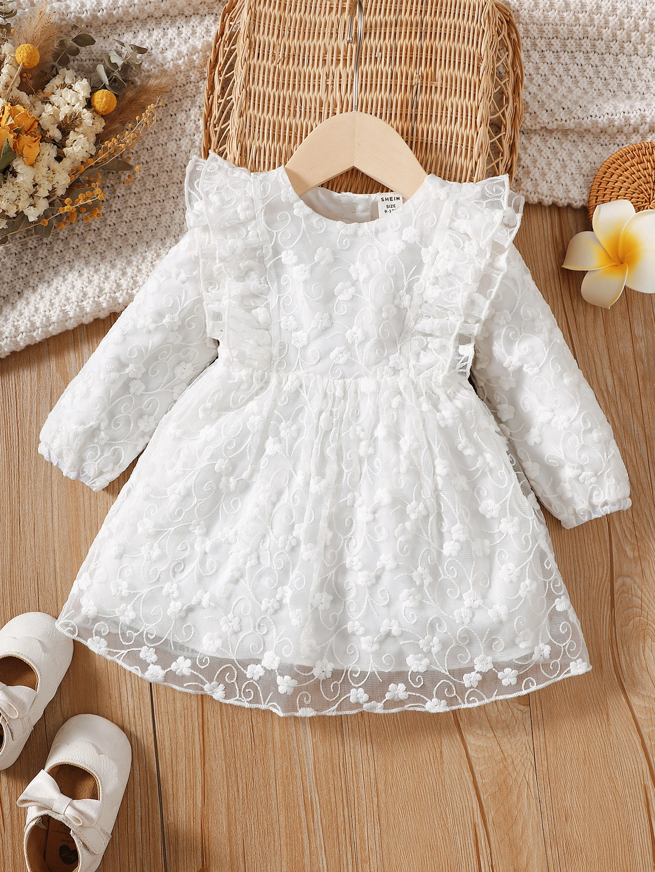 Vestido blanco bordado con volantes y malla elegante