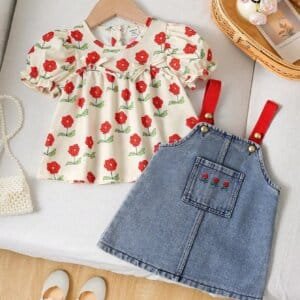 Conjunto floral rojo con blusa y vestido de mezclilla