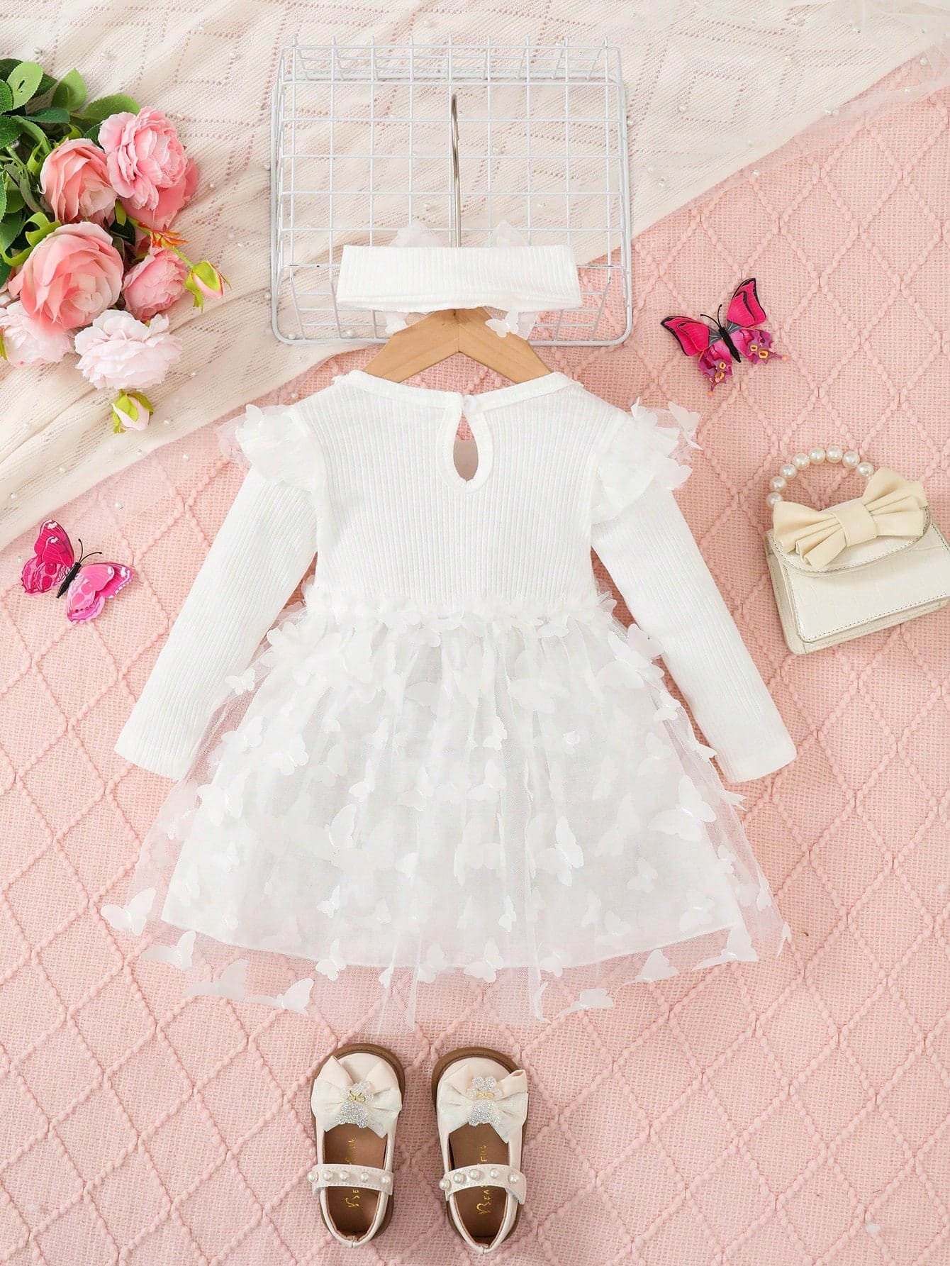 Vestido blanco de tul con mariposas y cuello volante