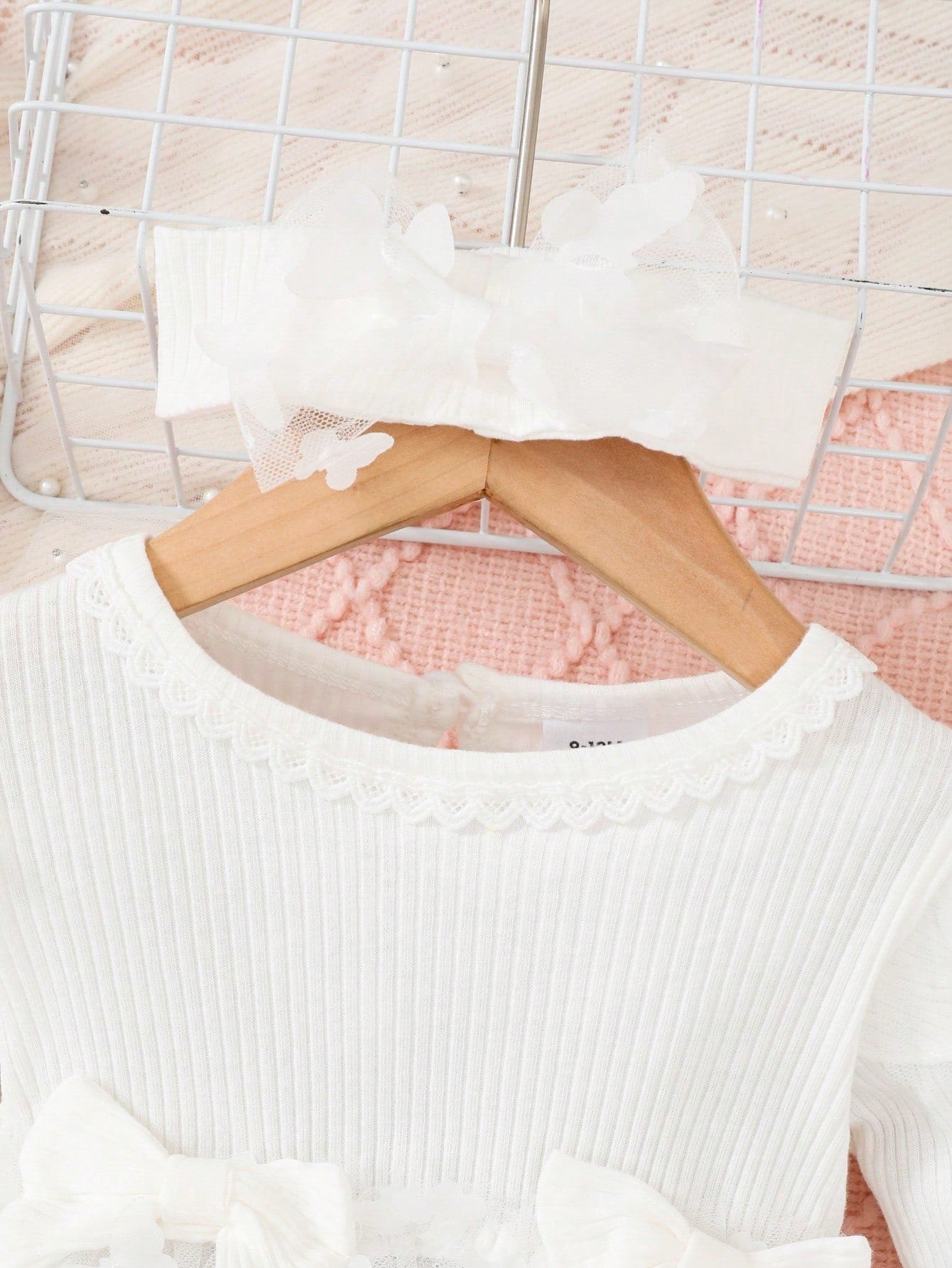 Vestido blanco de tul con mariposas y cuello volante