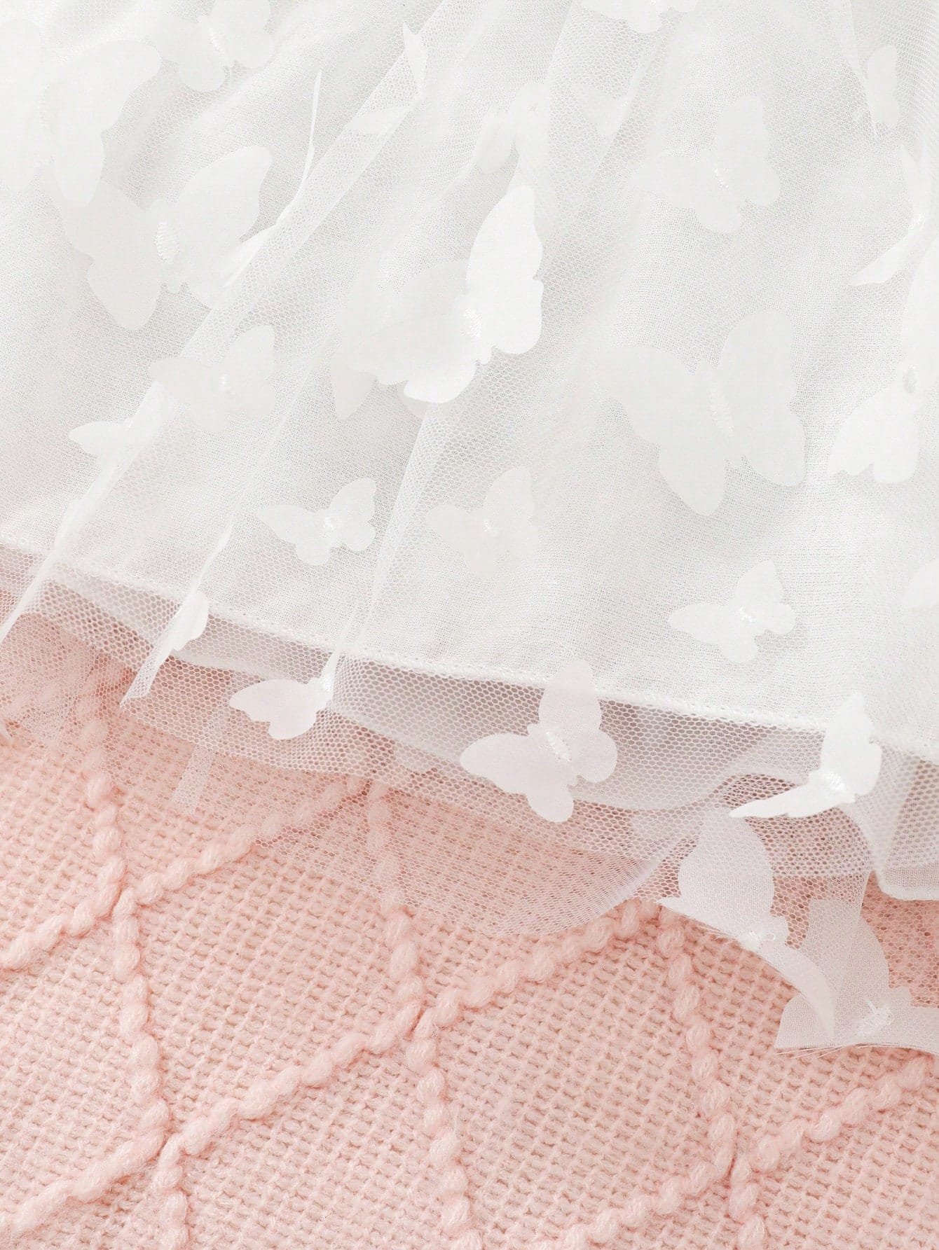 Vestido blanco de tul con mariposas y cuello volante