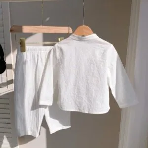 Conjunto blanco básico de camisa y pantalón cómodo
