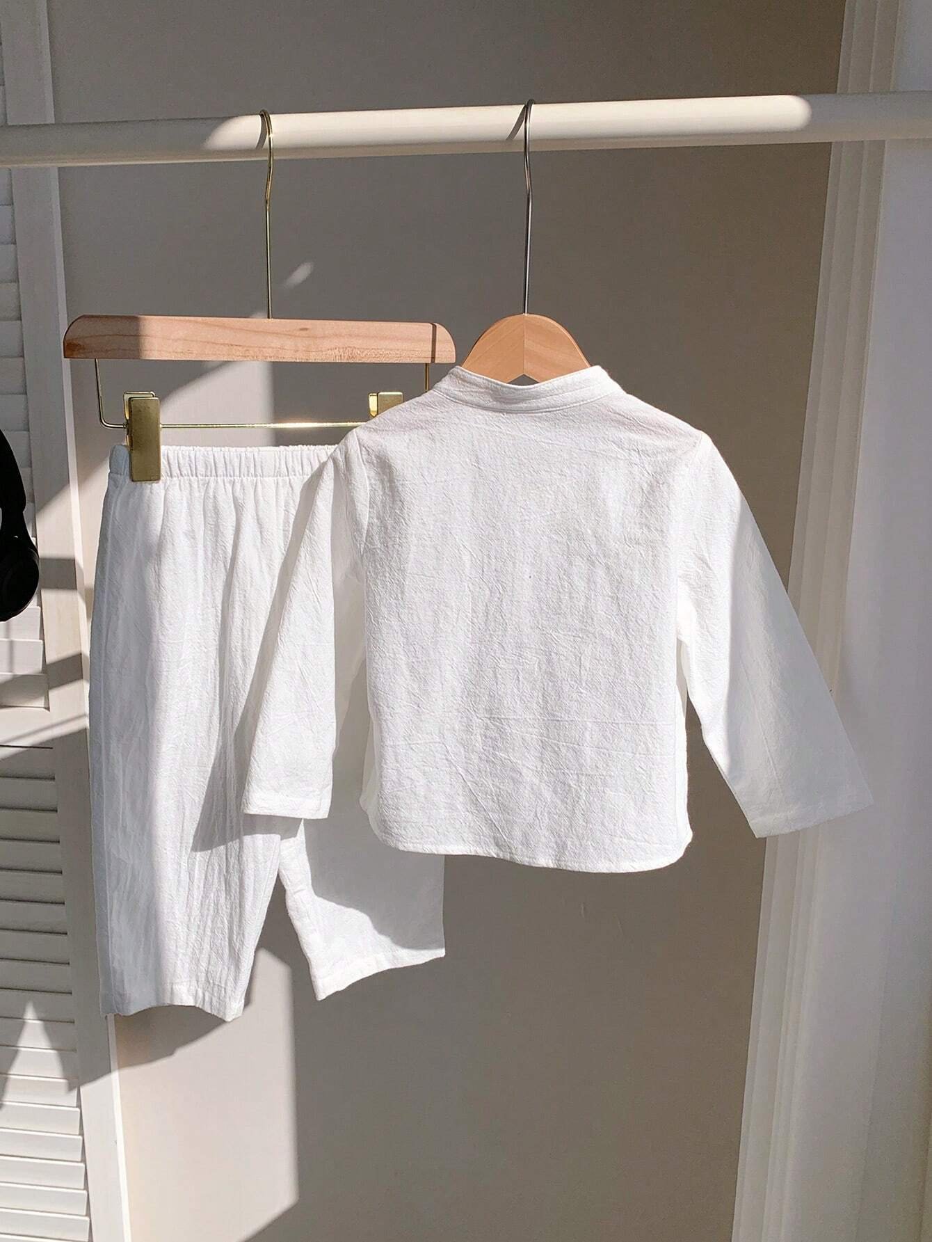 Conjunto blanco básico de camisa y pantalón cómodo