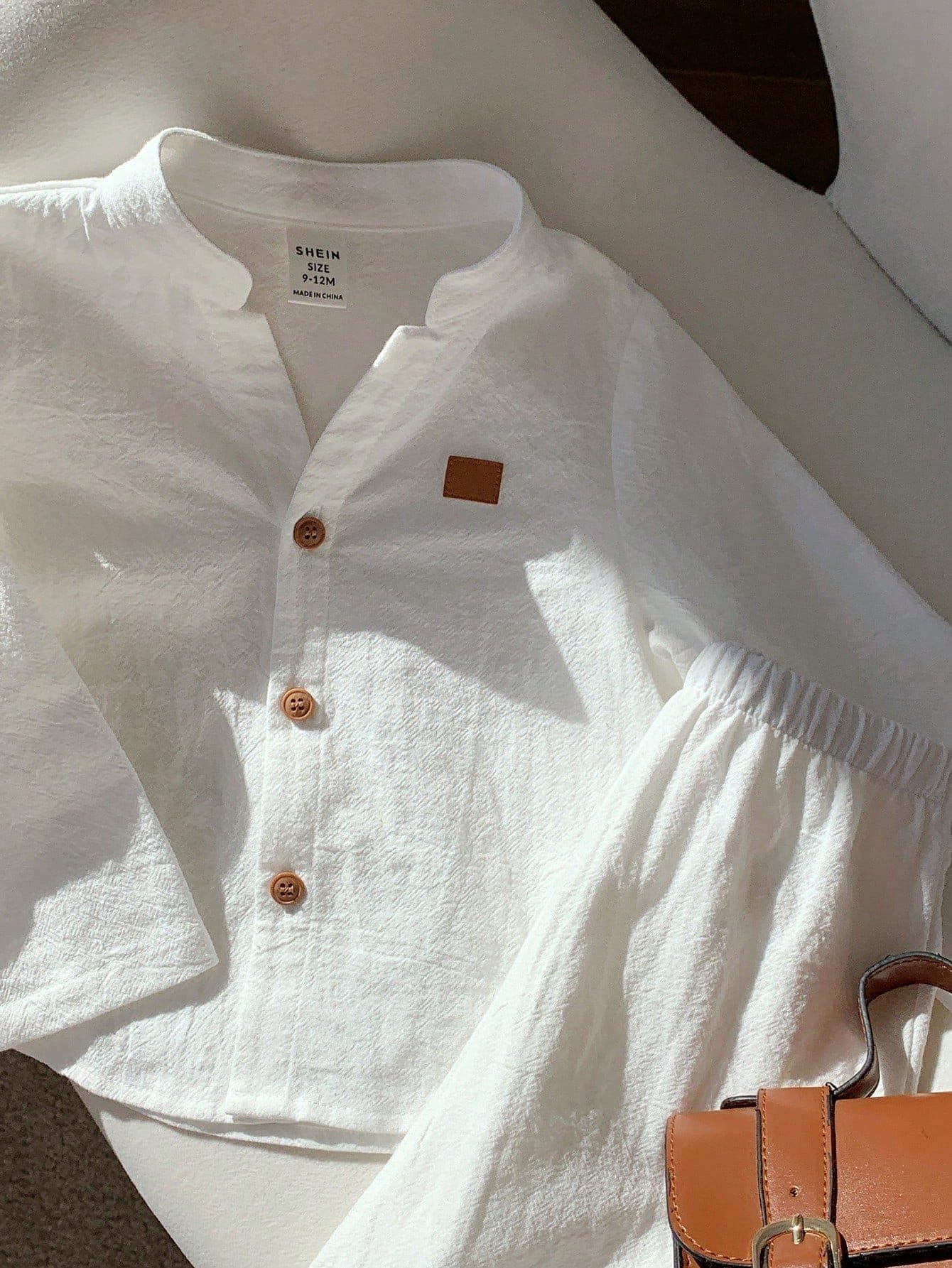 Conjunto blanco básico de camisa y pantalón cómodo