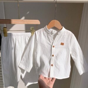 Conjunto blanco básico de camisa y pantalón cómodo