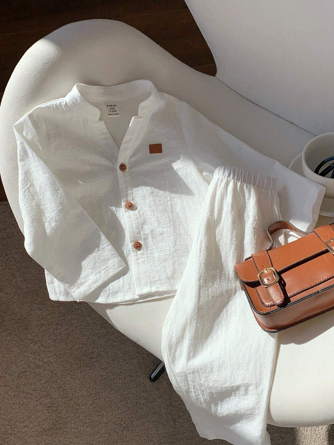 Conjunto blanco básico de camisa y pantalón cómodo