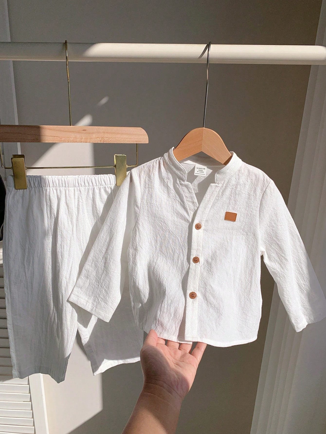 Conjunto blanco básico de camisa y pantalón cómodo