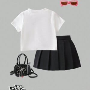 Set blusa blanca con moños y falda negra plisada