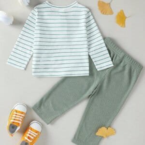 Conjunto verde a rayas con camiseta y pantalón