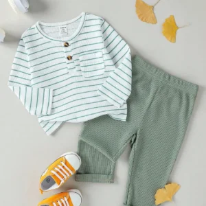 Conjunto verde a rayas con camiseta y pantalón