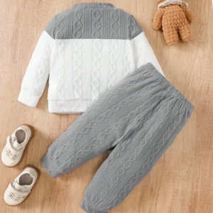 Conjunto gris tejido suave de dos piezas