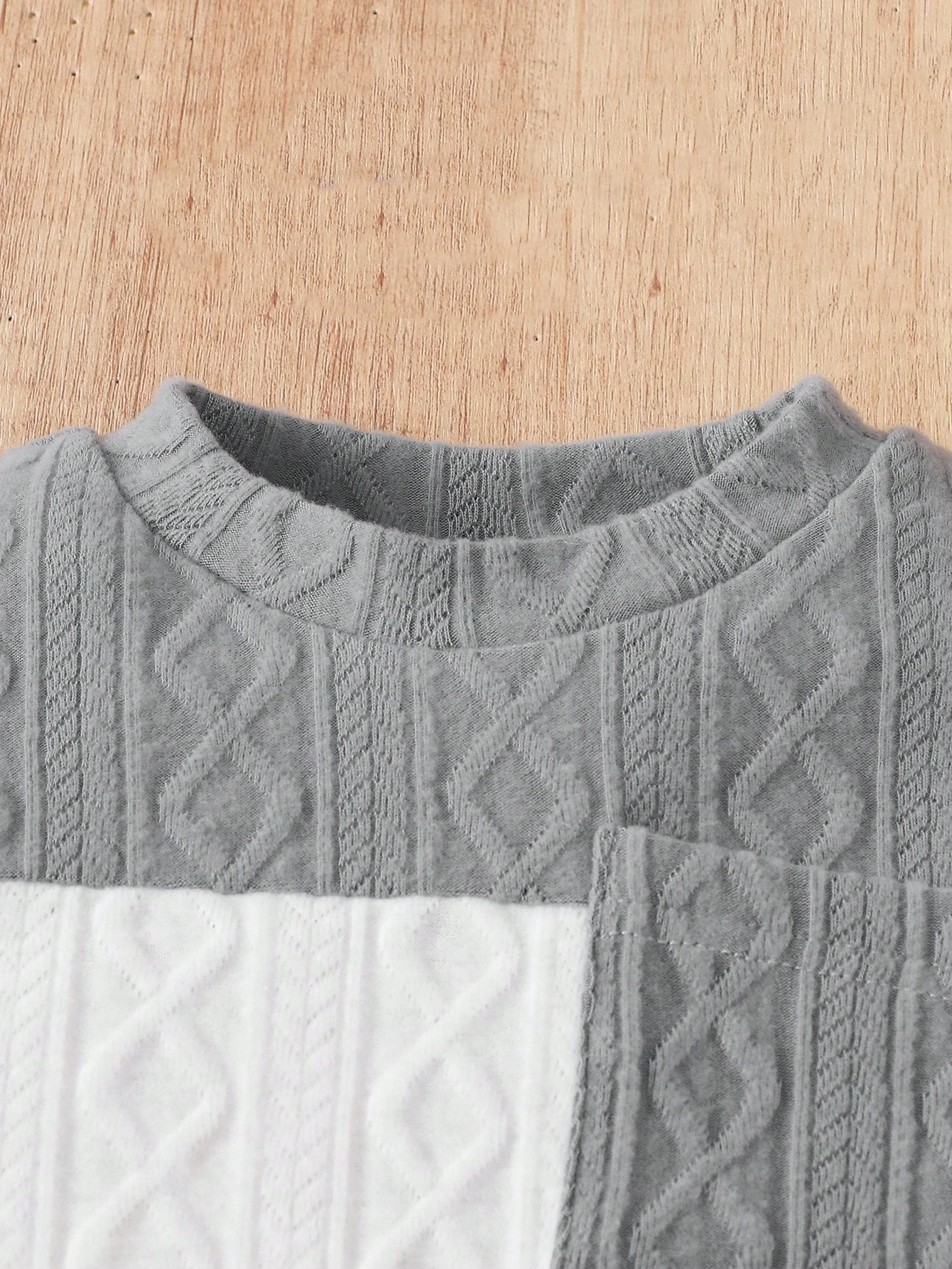 Conjunto gris tejido suave de dos piezas