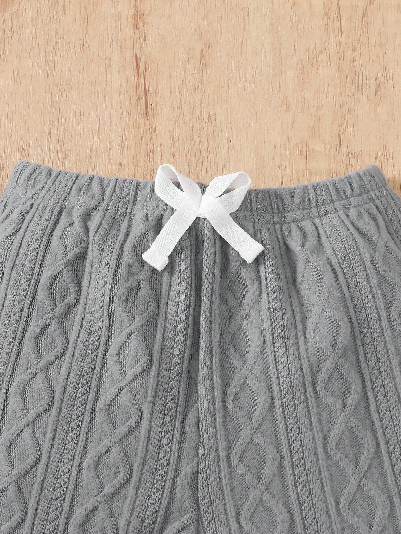 Conjunto gris tejido suave de dos piezas