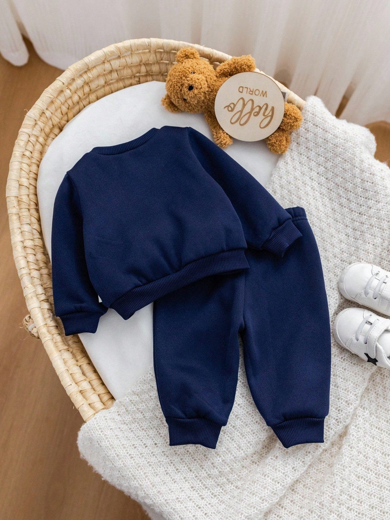 Conjunto azul marino con oso bordado