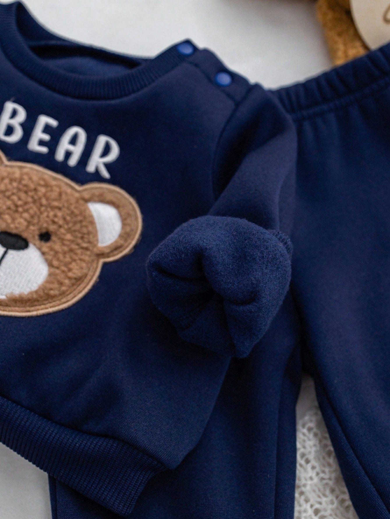 Conjunto azul marino con oso bordado