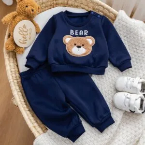 Conjunto azul marino con oso bordado