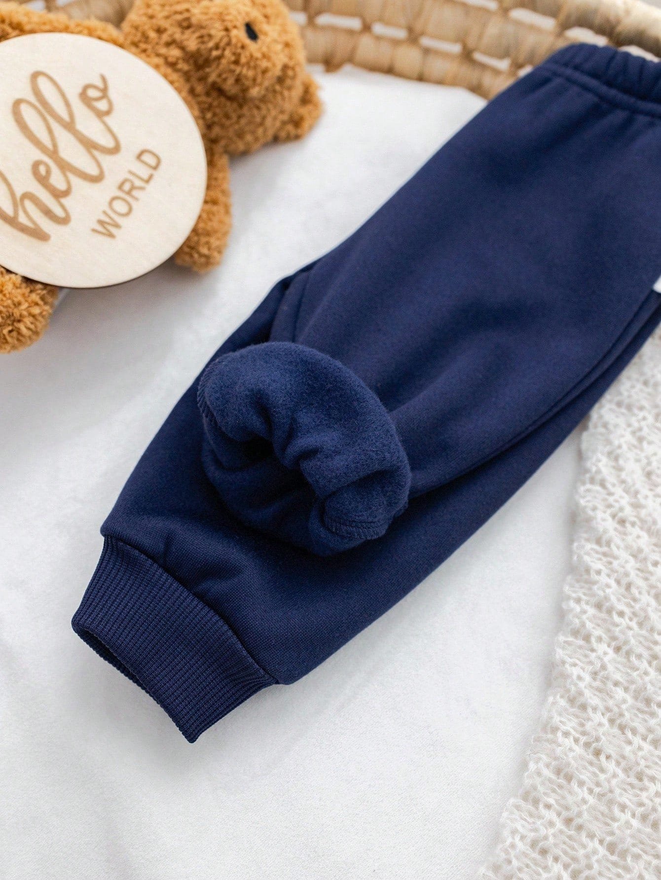 Conjunto azul marino con oso bordado