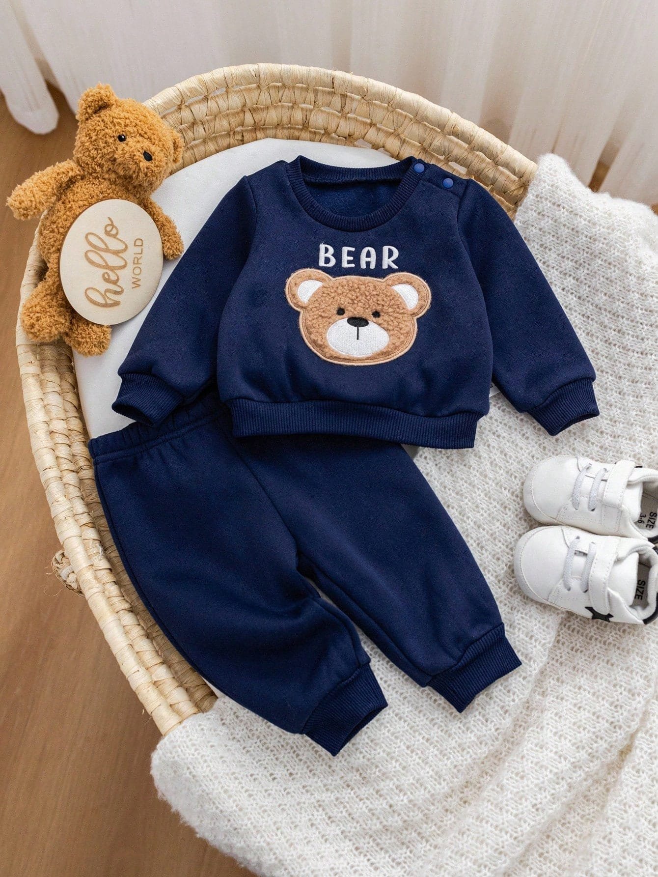 Conjunto azul marino con oso bordado