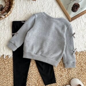 Conjunto gris con cárdigan de lazos y leggings