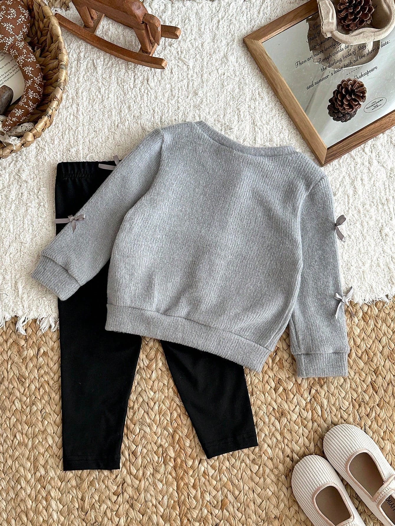 Conjunto gris con cárdigan de lazos y leggings
