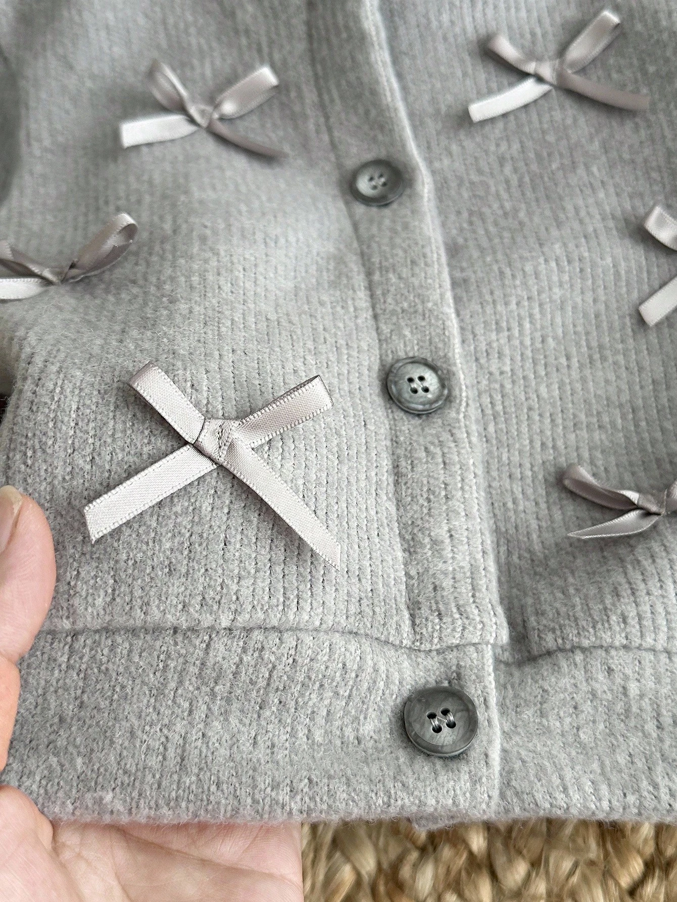 Conjunto gris con cárdigan de lazos y leggings