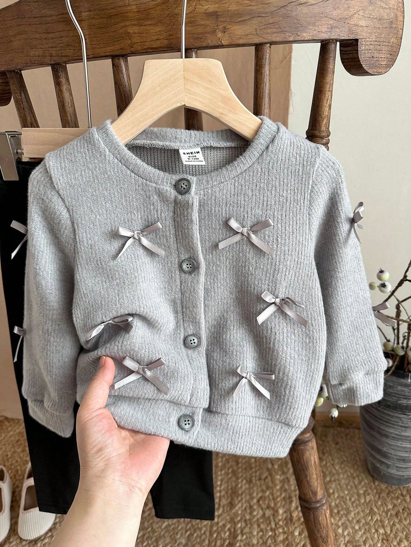 Conjunto gris con cárdigan de lazos y leggings