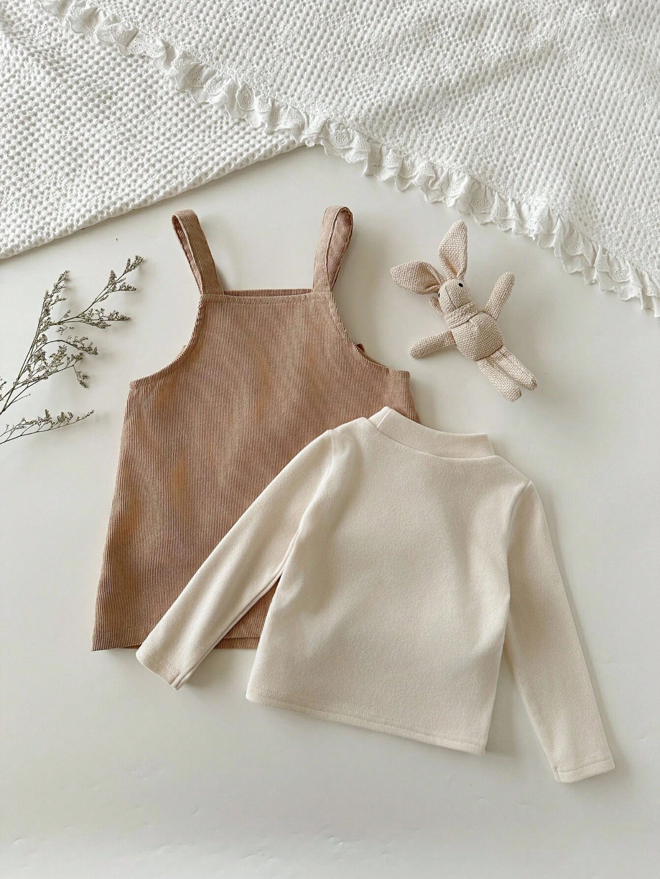 Conjunto caqui de vestido peto y blusa suave