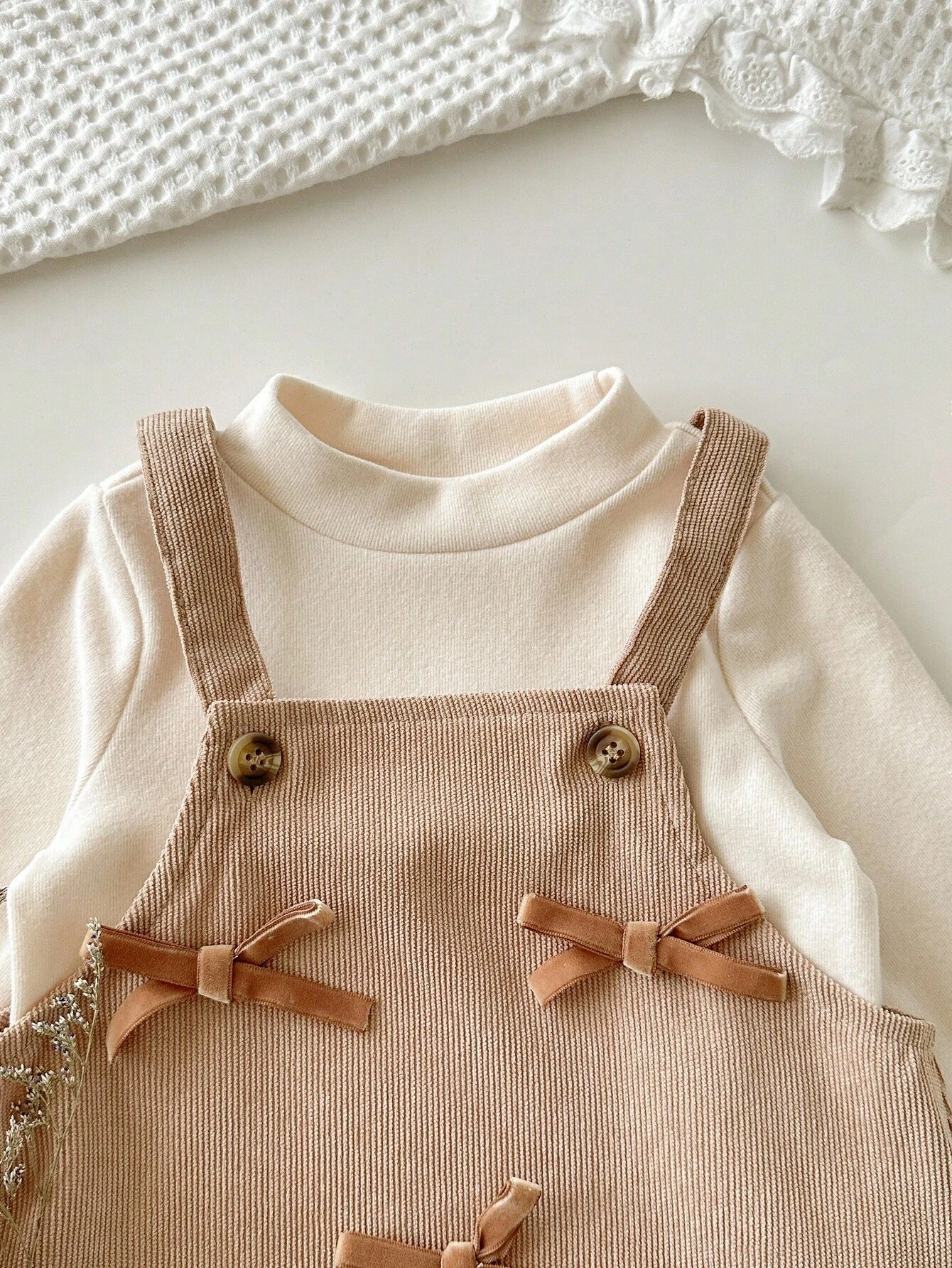 Conjunto caqui de vestido peto y blusa suave