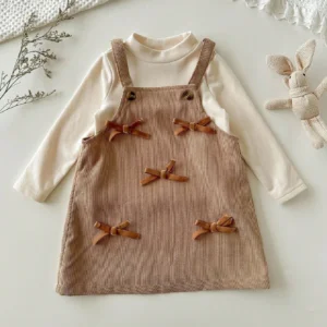 Conjunto caqui de vestido peto y blusa suave