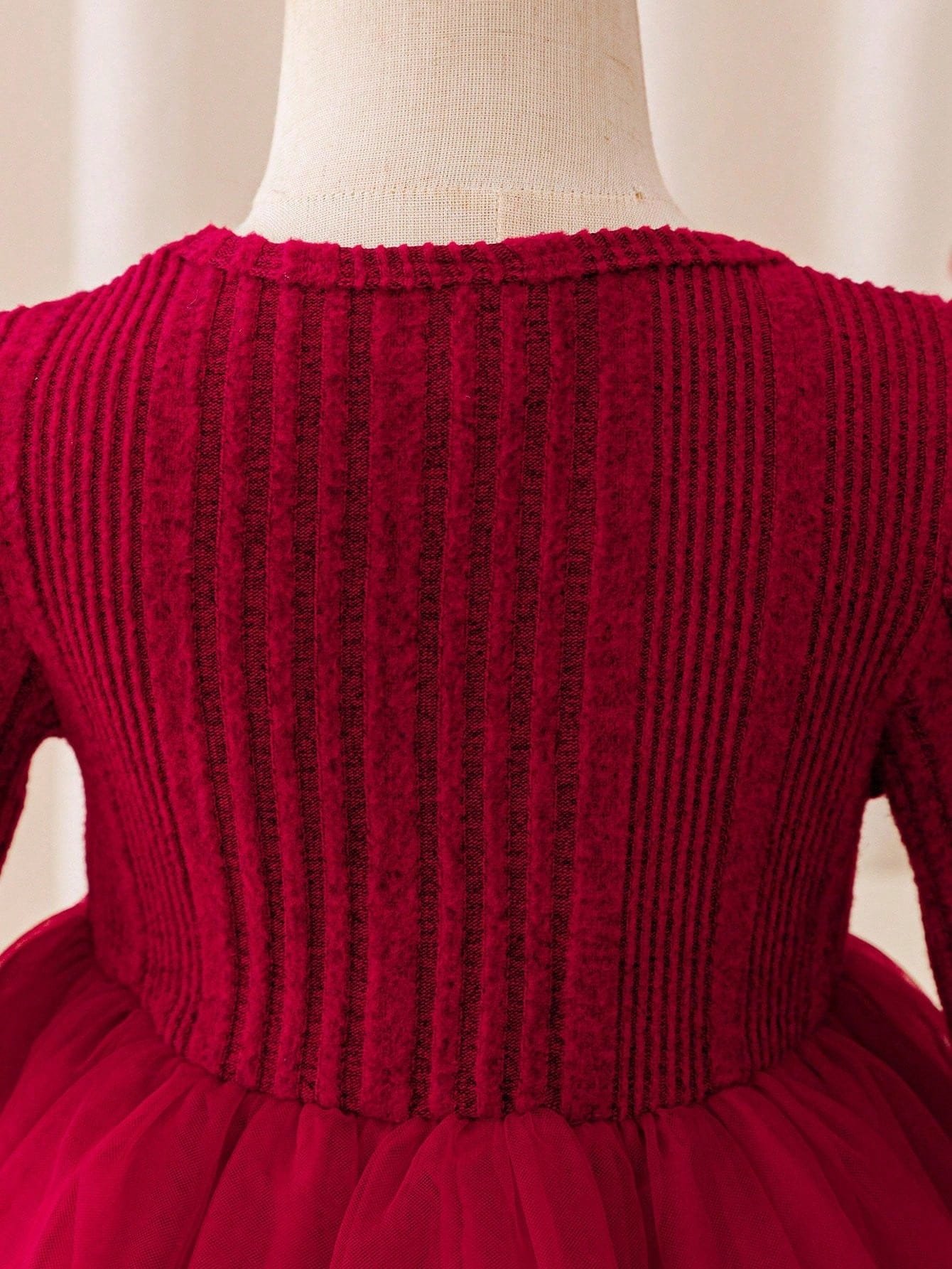 Vestido rojo elegante con falda de gasa