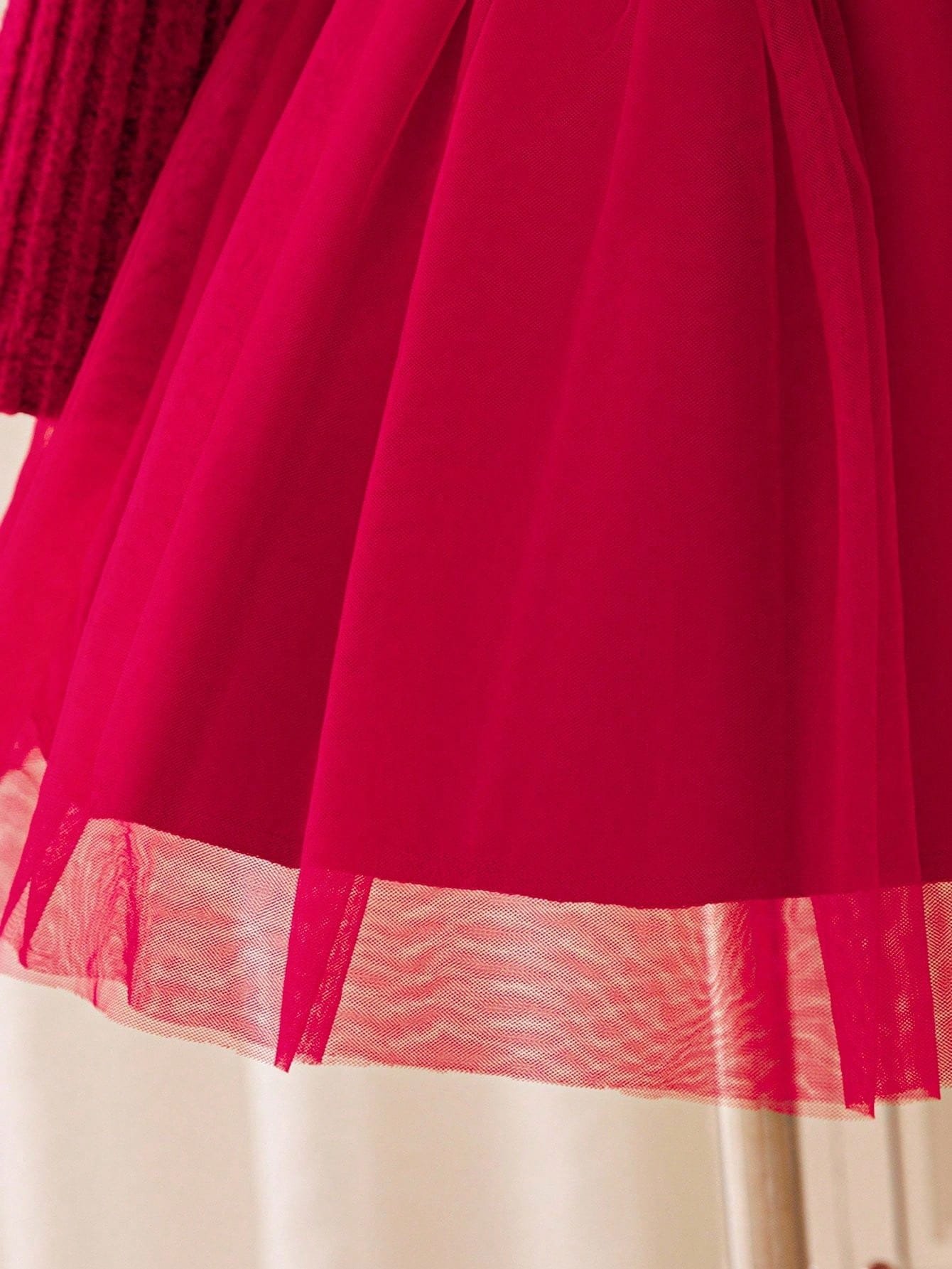 Vestido rojo elegante con falda de gasa