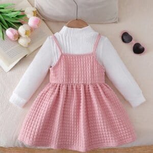 Conjunto rosa con vestido de tirantes